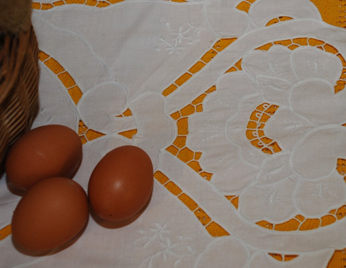Plátěný bílý vyšívaný ubrousek — foto 5