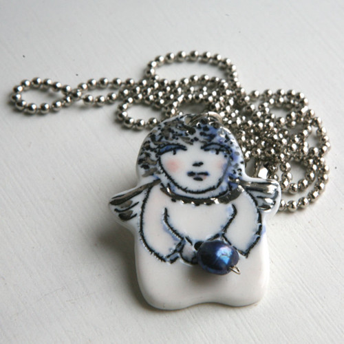 Anděl s perlou (porcelán) — foto 2
