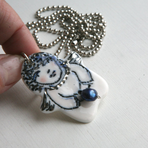 Anděl s perlou (porcelán) — foto 5