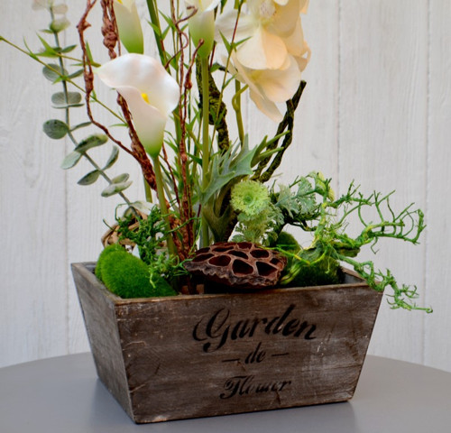 Orchidea a kaly v dřevěné nádobě — foto 2