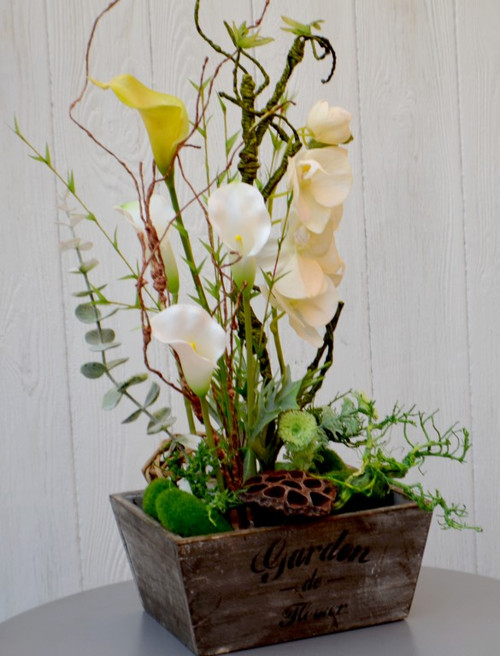 Orchidea a kaly v dřevěné nádobě — foto 3
