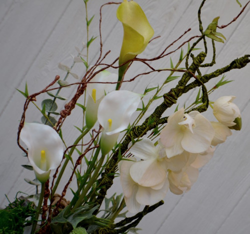 Orchidea a kaly v dřevěné nádobě — foto 6