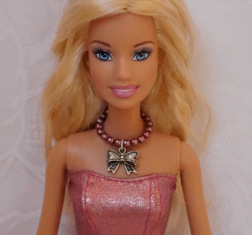 Náhrdelník pro Barbie s mašličkou — foto 2