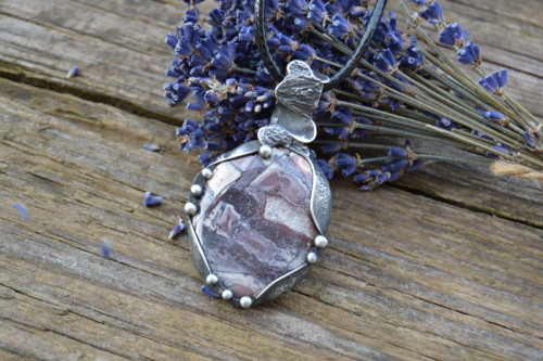 Amulet ze stříbrného jaspisu — foto 3