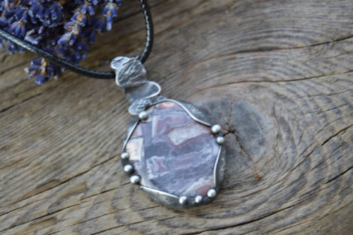 Amulet ze stříbrného jaspisu — foto 4
