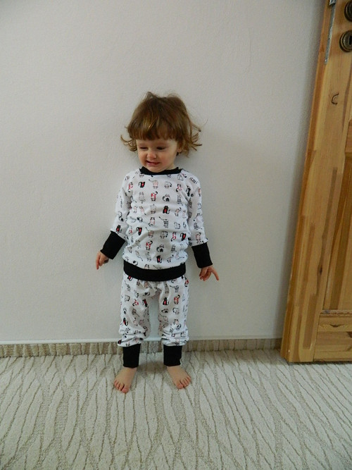 Slabší kočičkové pyžámko na přání — foto 2