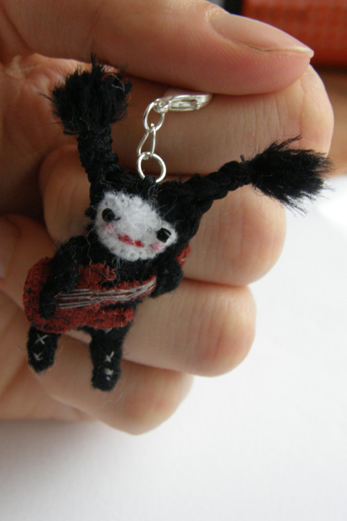 Mini metalistka, copatá kytaristka — foto 3