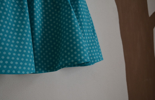 Modrá puntíkatá půlkolová sukýnka — foto 3