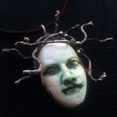 Náhrdelník cín a porcelán - Medusa — foto 2