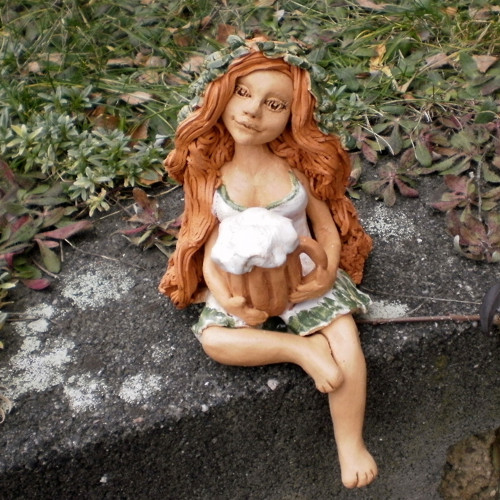 Víla Chmeluška-s půllitříkem-cca 19cm — foto 2