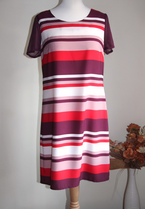 Elegantní proužkaté šatičky — foto 3