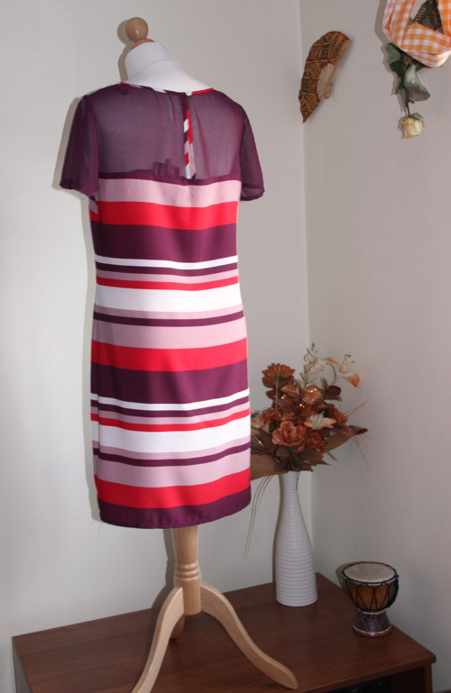 Elegantní proužkaté šatičky — foto 4