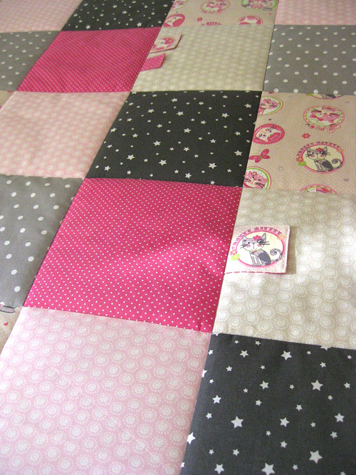 PATCHWORK deka s praporky 120x120 - kočičky šedé — foto 2
