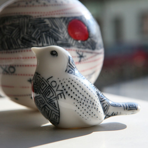 Na parapet...... ptáče (porcelán) — foto 3
