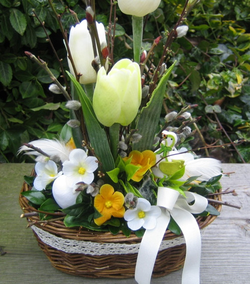 Jarní košík s tulipány a husičkou — foto 2