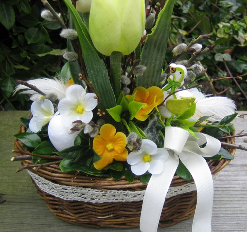 Jarní košík s tulipány a husičkou — foto 3