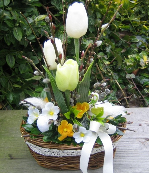 Jarní košík s tulipány a husičkou — foto 4