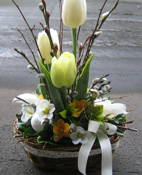 Jarní košík s tulipány a husičkou — foto 5