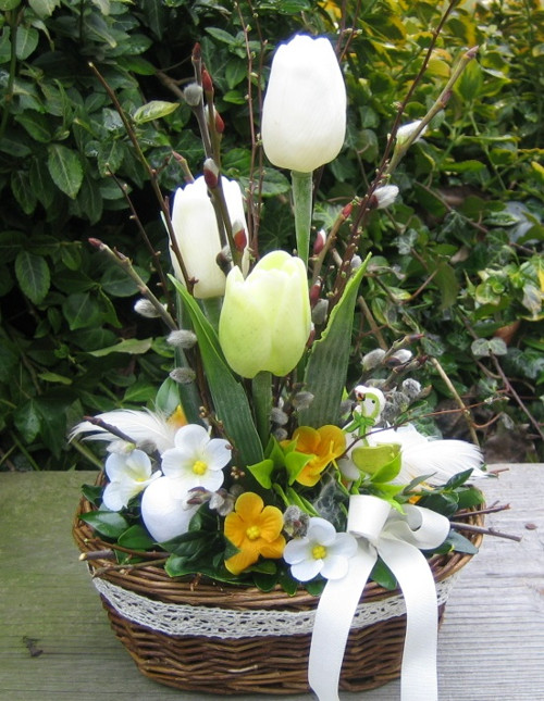 Jarní košík s tulipány a husičkou — foto 6