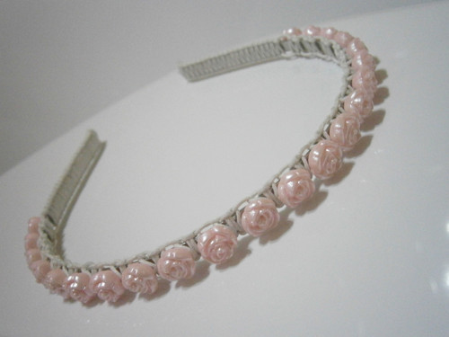 Bílá čelenka s růžovými růžičkami (macramé) — foto 2