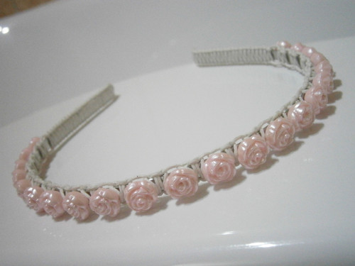 Bílá čelenka s růžovými růžičkami (macramé) — foto 3