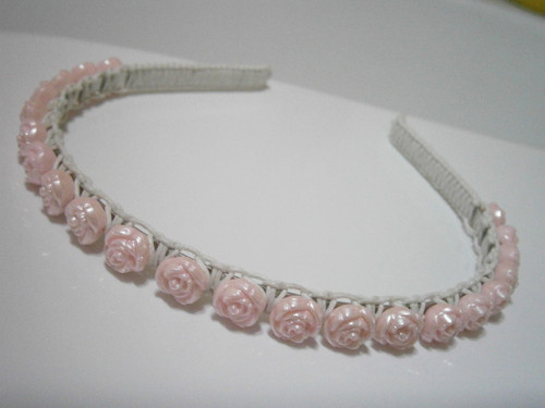 Bílá čelenka s růžovými růžičkami (macramé) — foto 4