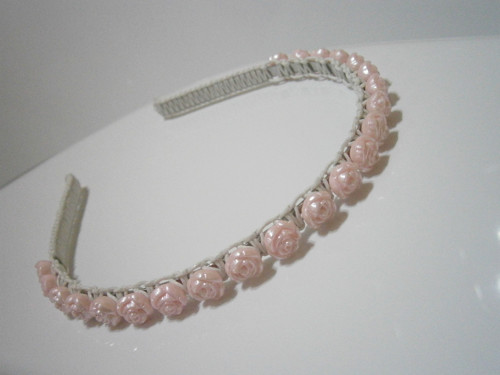 Bílá čelenka s růžovými růžičkami (macramé) — foto 5