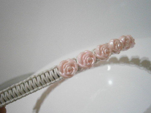 Bílá čelenka s růžovými růžičkami (macramé) — foto 6