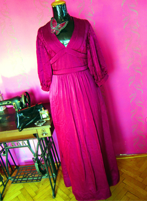 SLEVA!Hedvábné šaty fatal fuchsia — foto 3