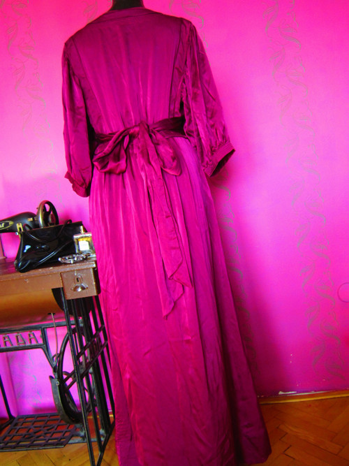 SLEVA!Hedvábné šaty fatal fuchsia — foto 4