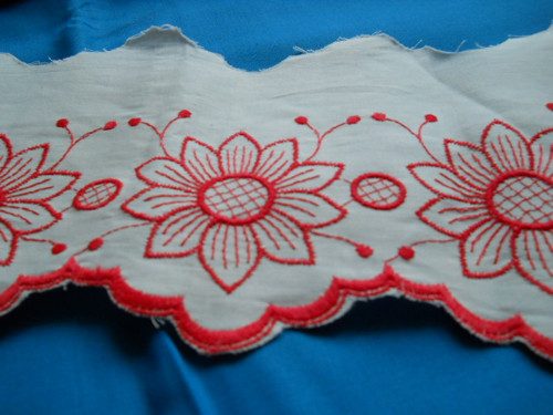 Vyšívaná stuha červená — foto 3
