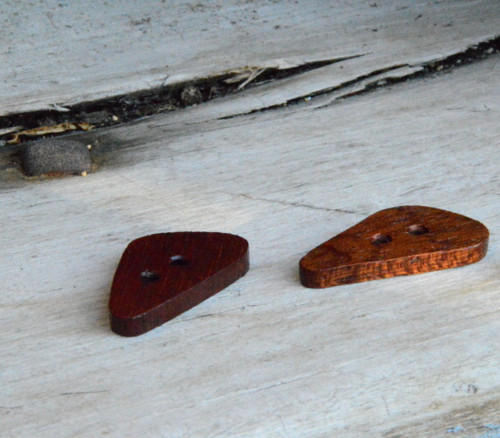 Pár dřevěných knoflíků — foto 2