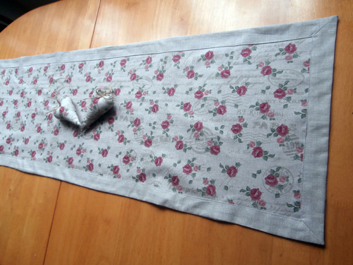 Romantický běhoun s písmem a růžemi — foto 2
