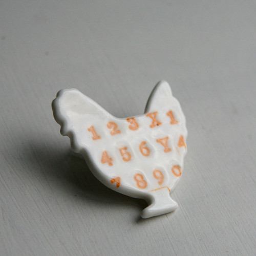 Vypočítaná slepice (porcelánová brož) — foto 2