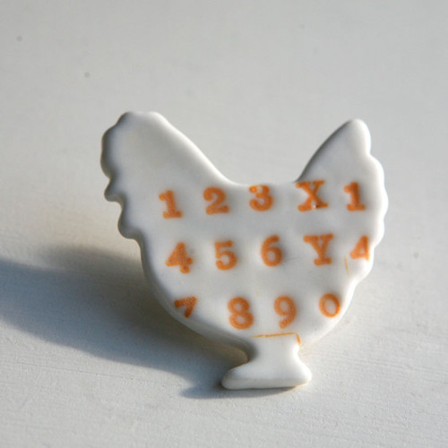 Vypočítaná slepice (porcelánová brož) — foto 3