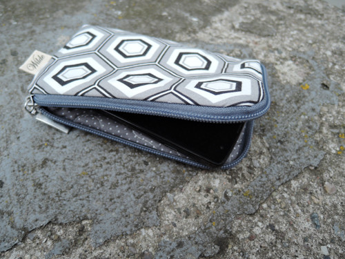 Obal na mobil - "Včelí plástve" — foto 4