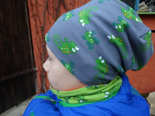 Čepice, hučka chameleoni na šedé. — foto 2