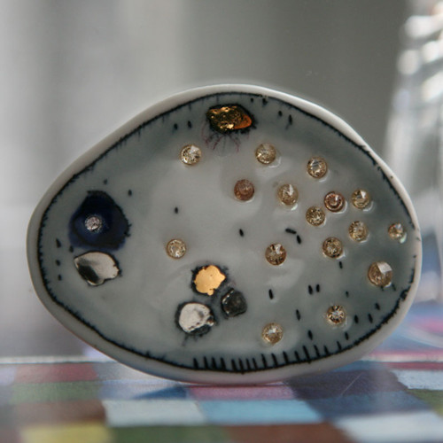 Ze dna moří (porcelánová brož) — foto 3