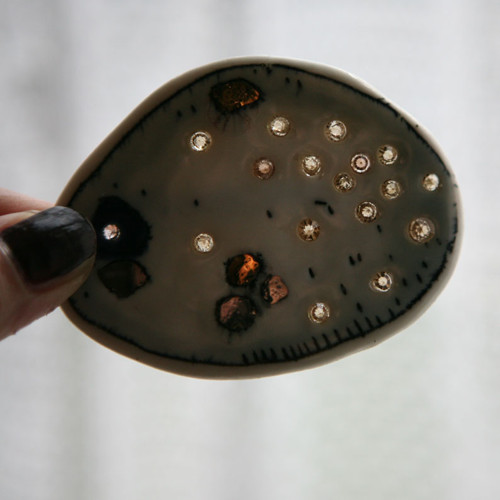 Ze dna moří (porcelánová brož) — foto 6