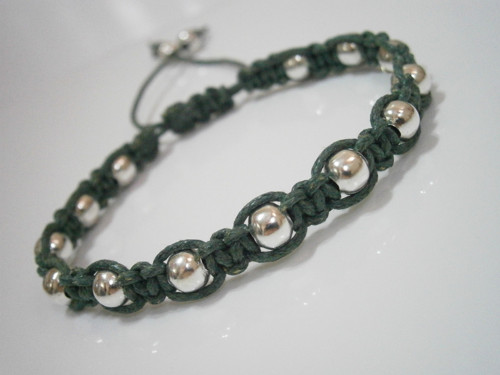 Náramek s kovovými korálky (macramé/shamballa) — foto 2