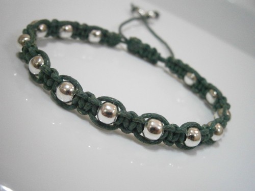Náramek s kovovými korálky (macramé/shamballa) — foto 3