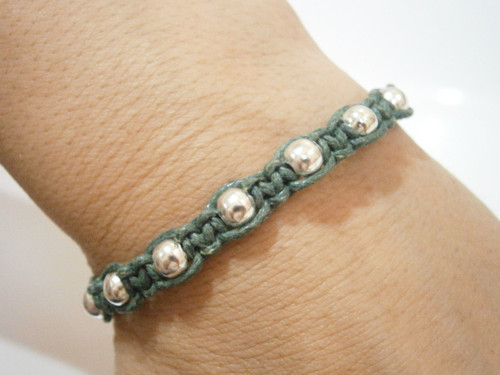 Náramek s kovovými korálky (macramé/shamballa) — foto 4