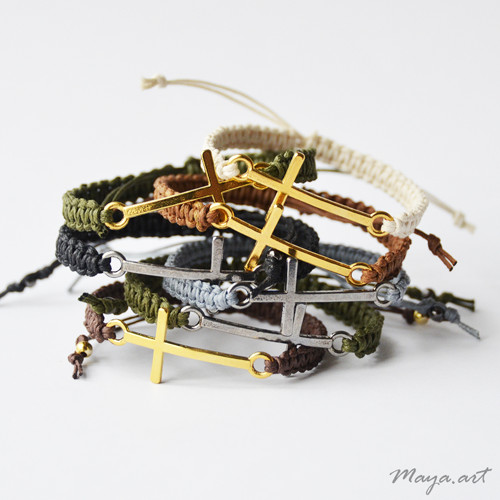 Hnědý náramek "MACRAME BRACELET" s křížkem — foto 3