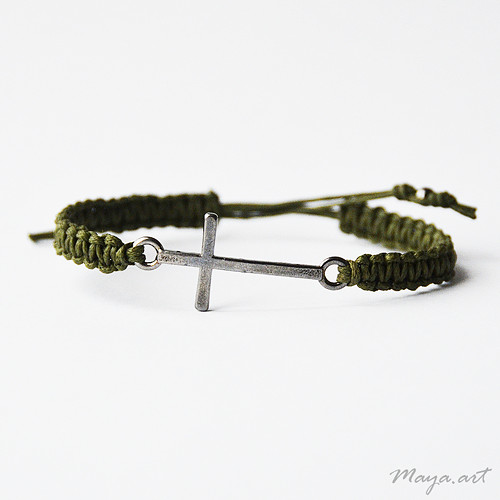 Tmavě zelený náramek "MACRAME BRACELET" s křížkem — foto 2