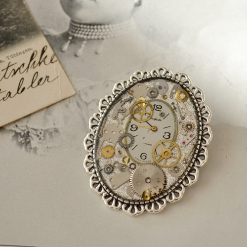 Steampunková oválná brož — foto 3