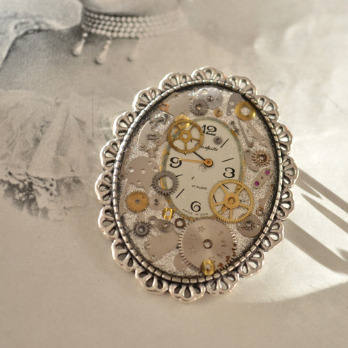 Steampunková oválná brož — foto 4