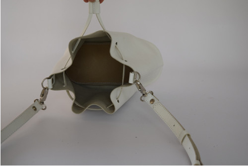 Bílá kožená kabelka - bucket — foto 5