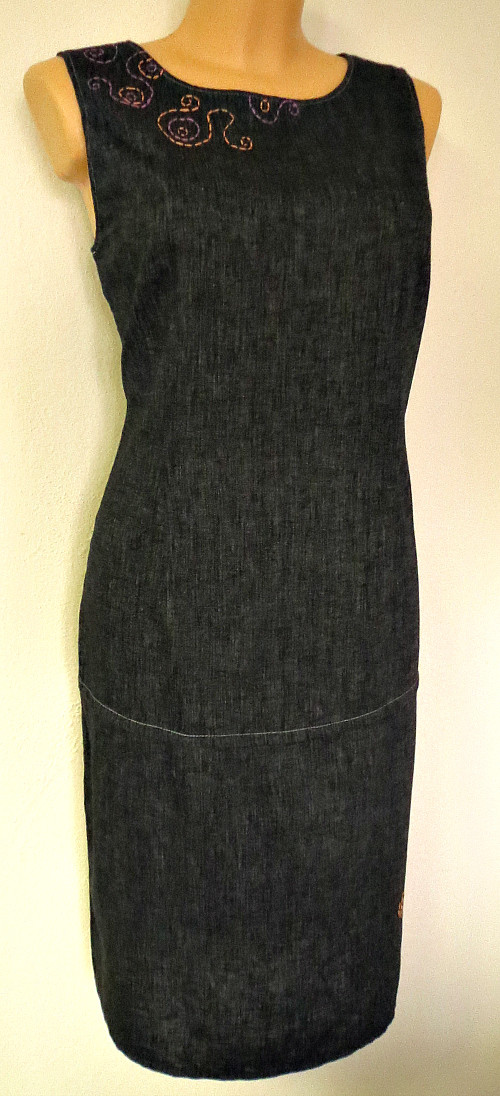 Elegantní šaty s ornamenty — foto 2