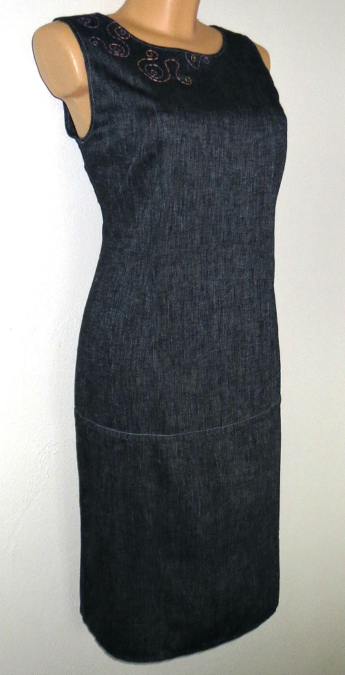 Elegantní šaty s ornamenty — foto 3