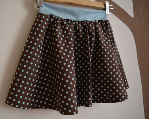 Hnědá dívčí půlkolová sukýnka (4-7 let) — foto 2